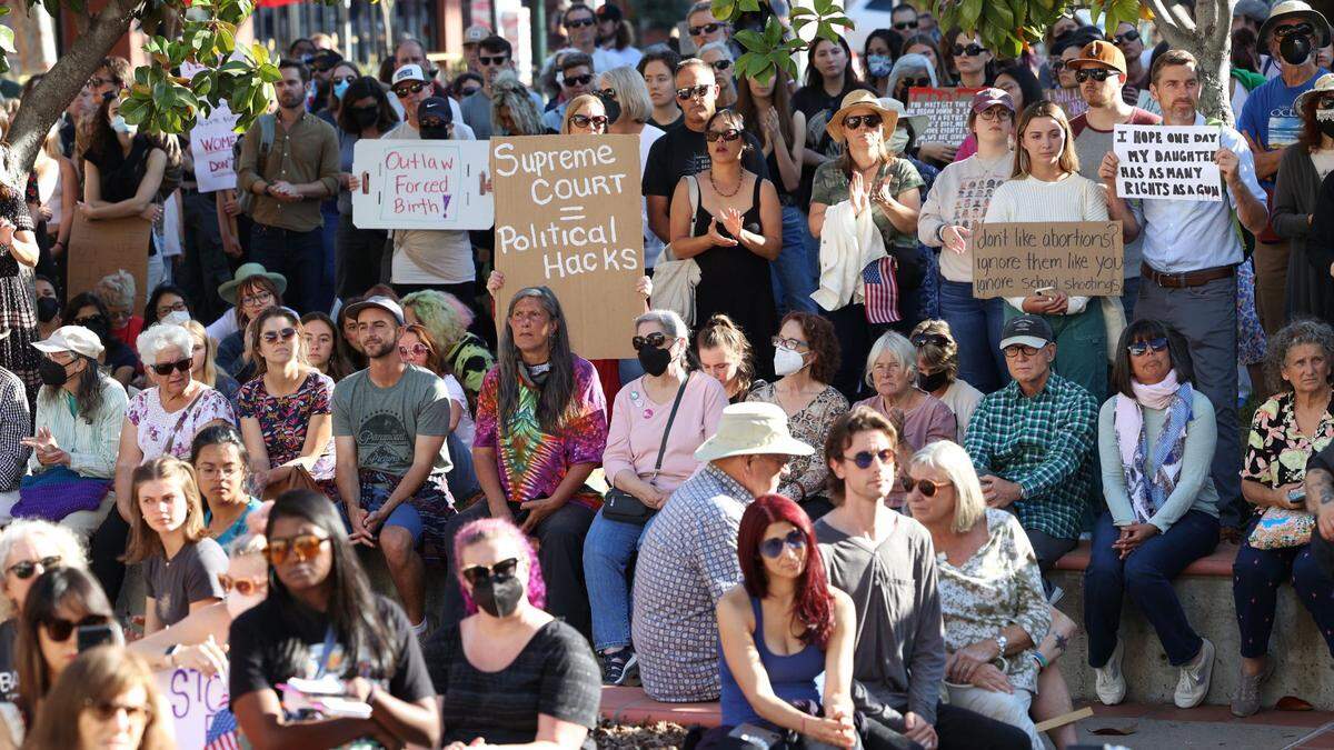 Roughly 300 people gathered in front of the San Luis Obispo County Courthouse on June 24, 2022, for a Vigil for Roe. Planned Parenthood hosted the rally after the Supreme Court announced it was overturning Roe v. Wade.
