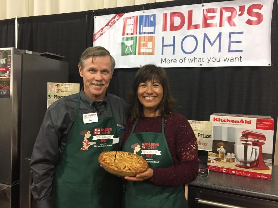 Idler’s Home owner Don Idler poses with a photo with Atascadero resident Michelle Cole, whose pie won grand prize at the 2017 Idler’s Home Mom and Apple Pie competition.