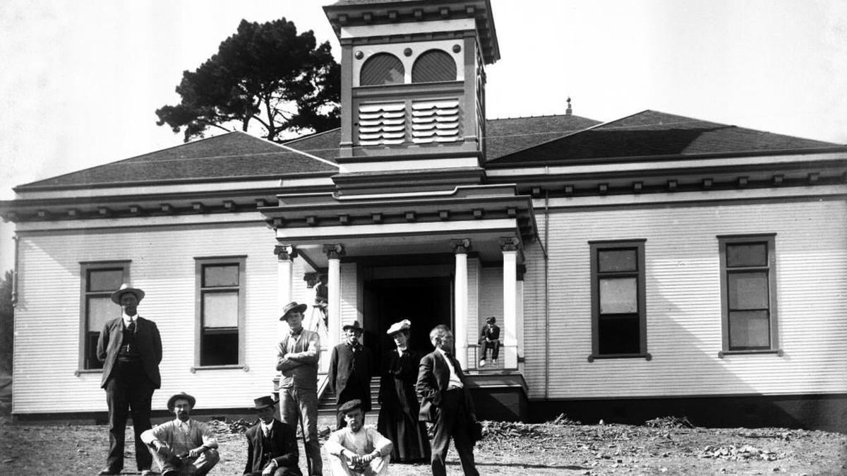 A view of New Hesperian School in Cambria, built in 1906.