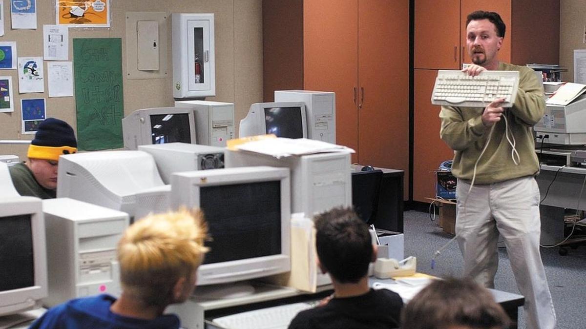 Ayen Johnson, now an instructor at Coast Union, teaches computer keyboarding to a Flamson Middle School sixth-grade class in Paso Robles, in this photo from 2004.