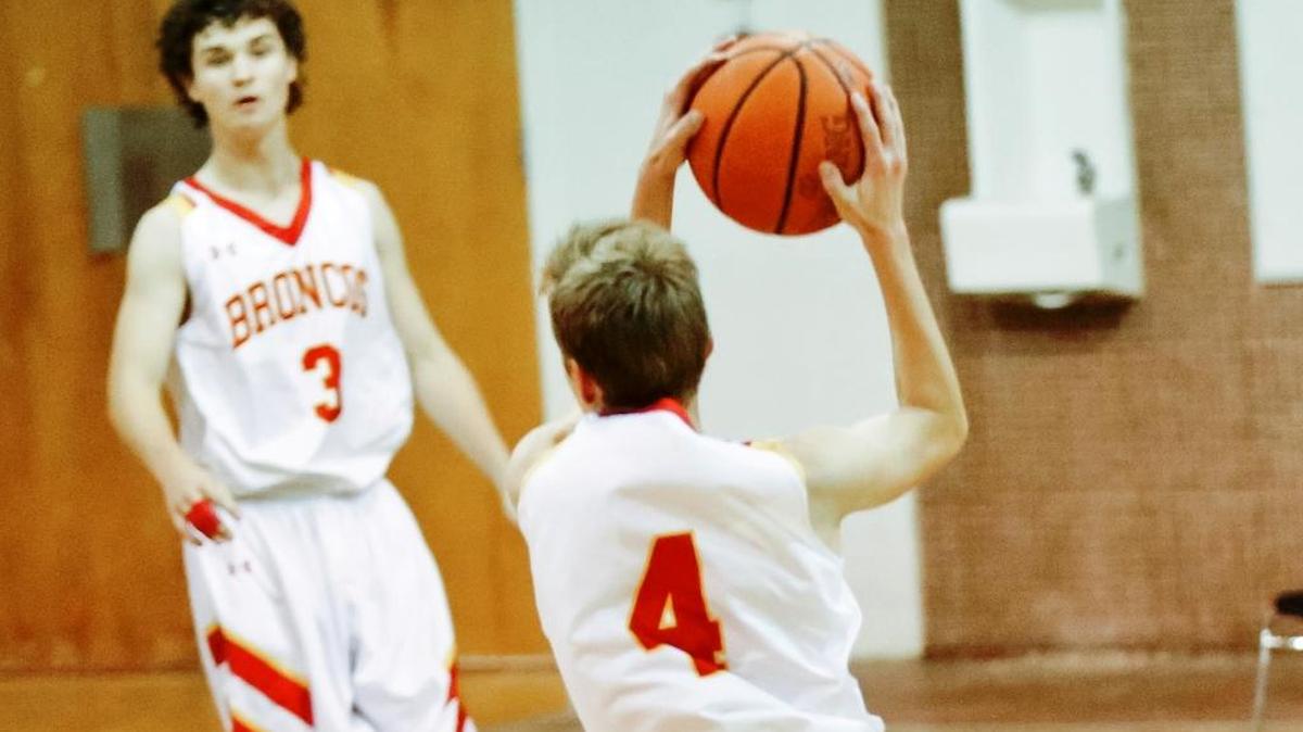 Senior Nick Roper readies a pass to Jack MacKinnon in a game last season during the Broncos’ 10-0 championship run in the Coast Valley League.