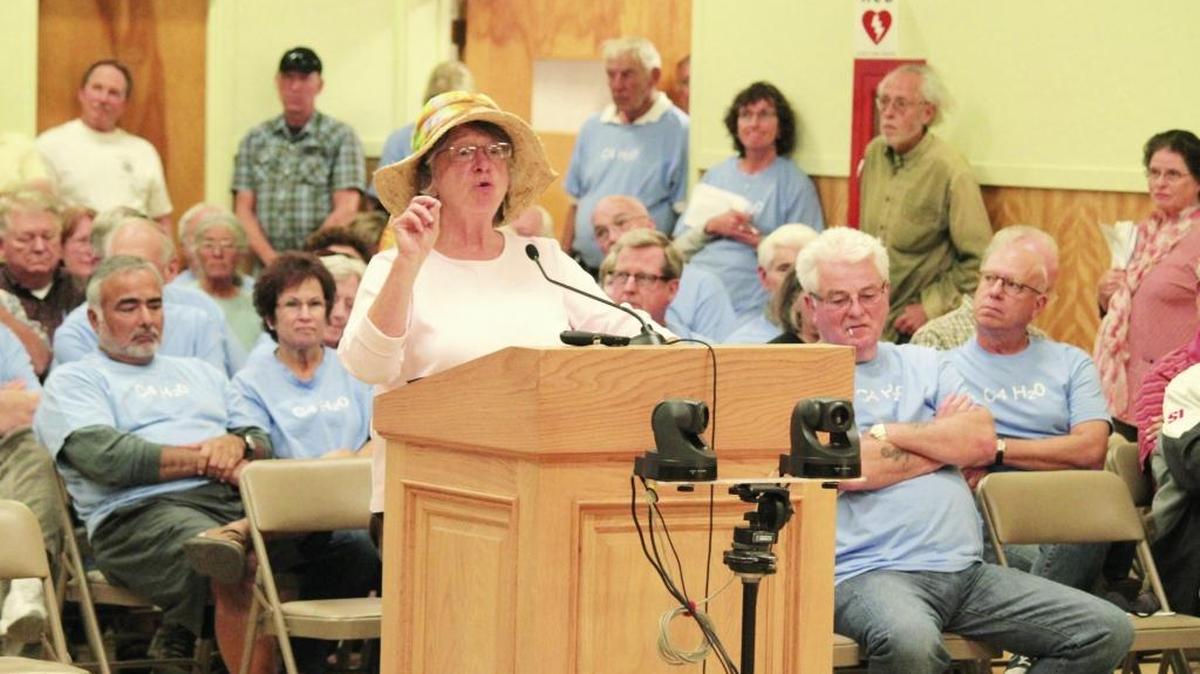 Elizabeth Bettenhausen appears before the CCSD board as a public speaker in 2014.