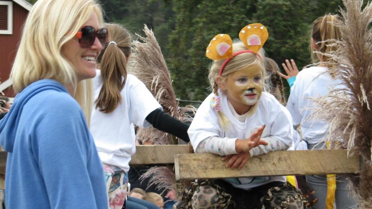 Kelli Tivenan, left, and daughter Kennedy enjoy the ArtBeat float in the parade.
