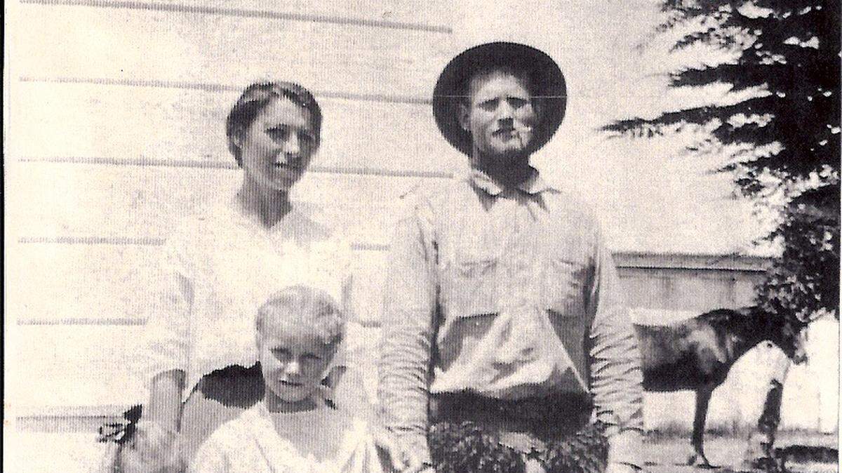 Ella Bomar Plaskett, Arley Abner "Dude" Plaskett, their daughters Delia Belle and Ethel Plaskett, and Dude's ranch dog and horse in San Simeon, 1918. The family is local singer Lloyd Oksen's grandparents.