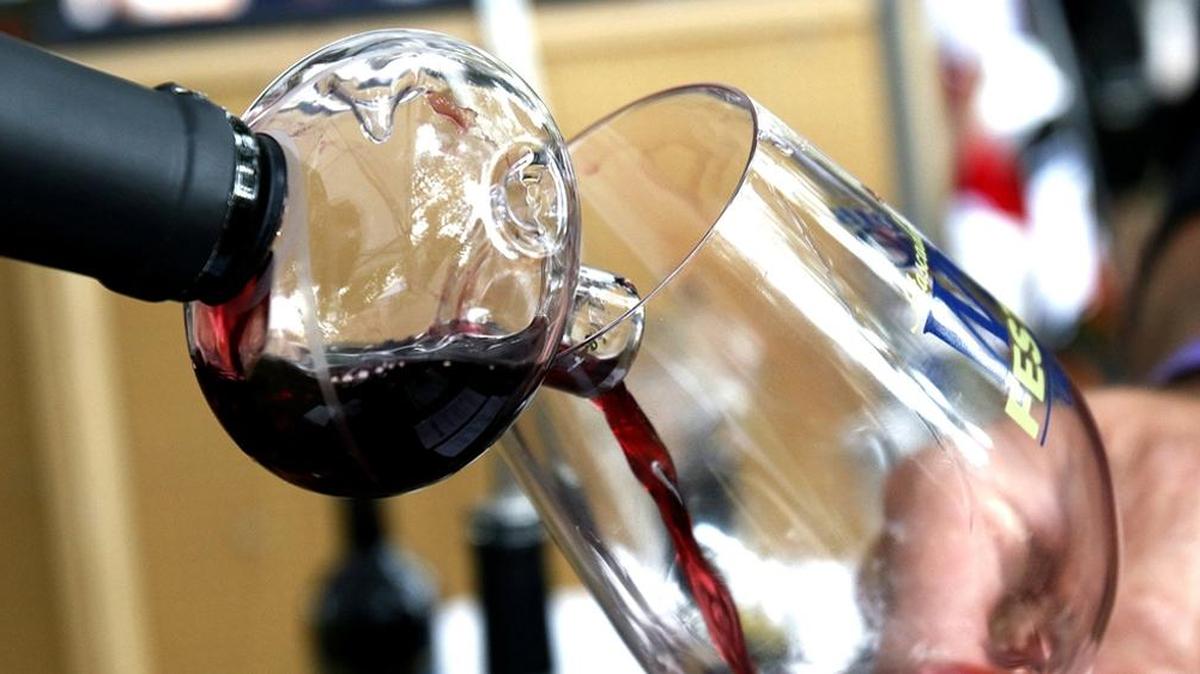 Winemaker Ed Bracamonte of Clautiere Vineyard pours his award-winning 2011 syrah at the Atascadero Lakeside Wine Festival in June 2015.