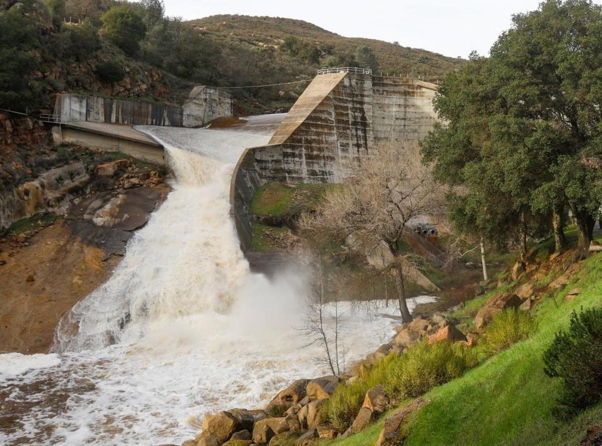 Water pours through the Salinas Dam spillway in February after Santa Margarita Lake filled for the first time in years. The 135-foot-tall concrete dam was built to handle double the capacity it now does, but to allow that would require the installation of spillway gates.
