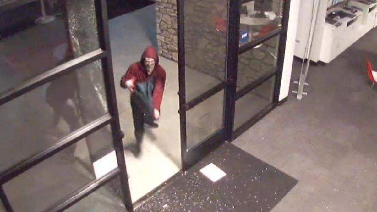San Luis Obispo police are looking for two people who stole about $8,000 worth of merchandise from the AT&T store on Los Osos Valley Road on Monday night.