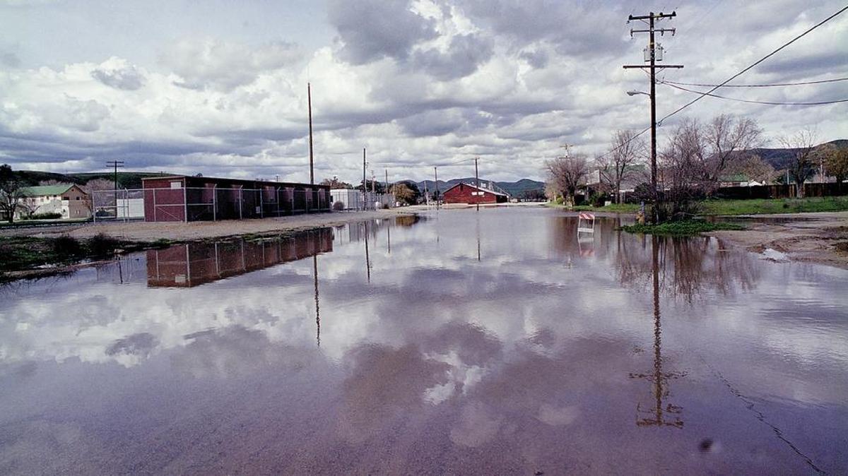 N Street between 10th and 11th Streets is completely flooded in March 2001.