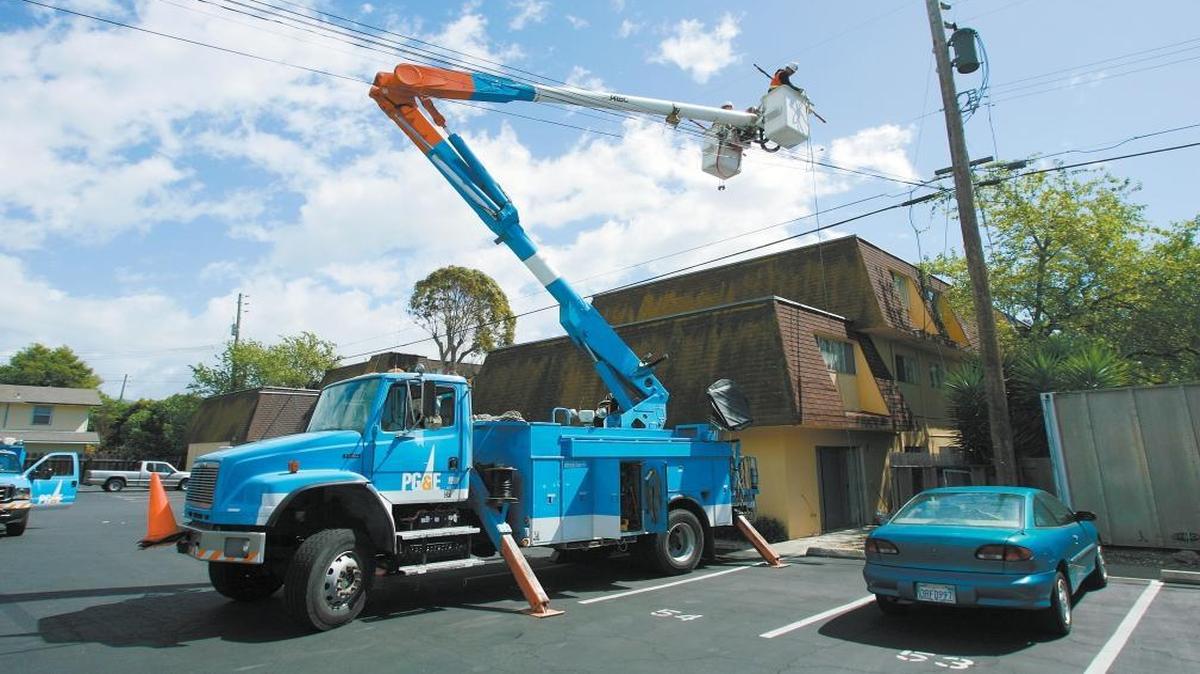 PG&E linemen ground a 12,000 volt power line to make repairs on a downed Foothill Boulevard line in 2007.