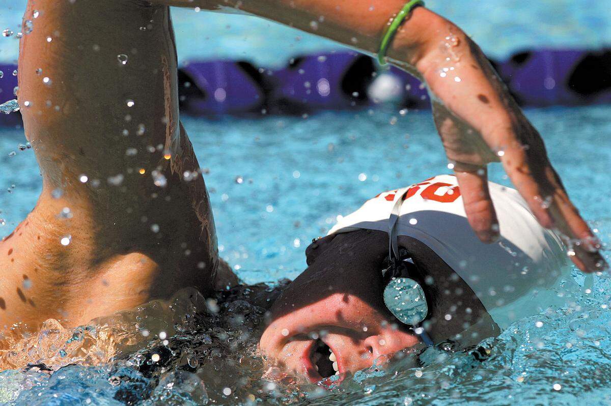 Elyse Peterson trains at the Kennedy Club Fitness pool in preparation for the SLO Triathlon in July 2006.