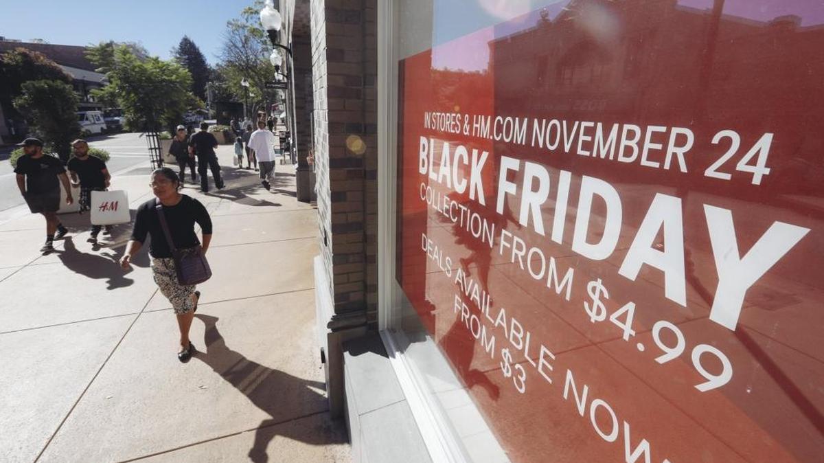 Shoppers cruise downtown San Luis Obispo the day before Thanksgiving.