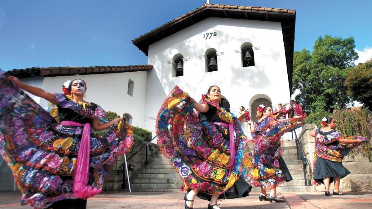 Alma de Valle dancers from Pioneer Valley High School in Santa Maria perform in front of Mission San Luis Obispo during Día de los Muertos festivities in 2014. The annual celebration returns to Mission Plaza in downtown San Luis Obispo on Saturday.