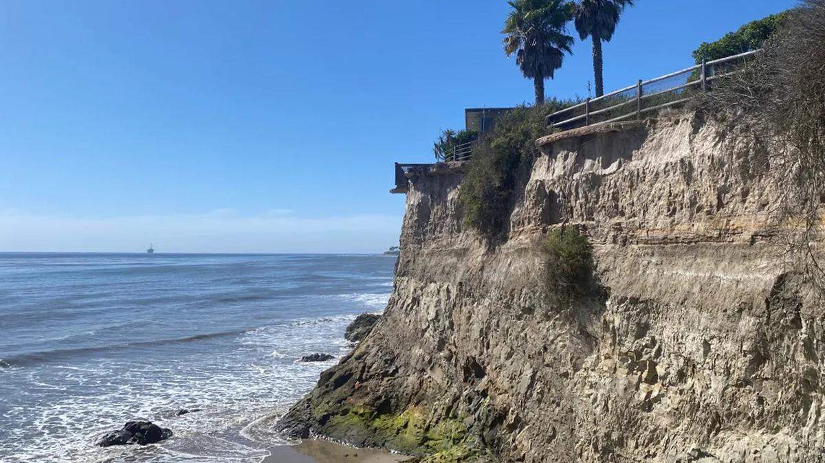 Santa Barbara County Supervisor Laura Capps’ eight-point plan to improve bluff safety in Isla Vista proposes higher fencing as well as shrubbery to prevent fence climbing. 