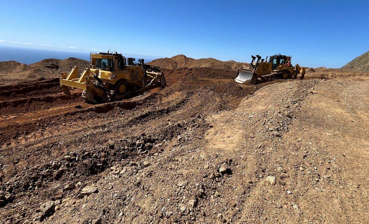 Two remote-controlled excavators have been deployed to move earth at the site of the Regent’s Slide on Highway 1. The innovative technology can both improve productivity and enhance work safety on potentially dangerous slopes.
