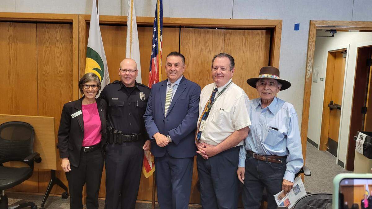 El cónsul Ricardo Santana Velázquez (centro) posa con Andy Pease, miembro del Concejo Municipal de SLO; Rick Scott, jefe de policía de SLO; Jim Brescia, superintendente escolar del Condado de SLO y C.R. Lara, presidente del Concejo de Vinculación Latino.