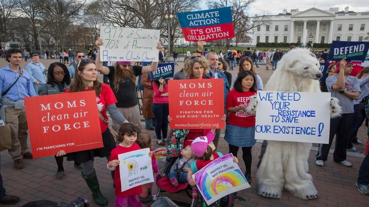 Protesters demonstrate against President Donald Trump’s executive order that aims to rewrite Barack Obama’s Clean Power Plan outside the White House in Washington, March 28, 2017.