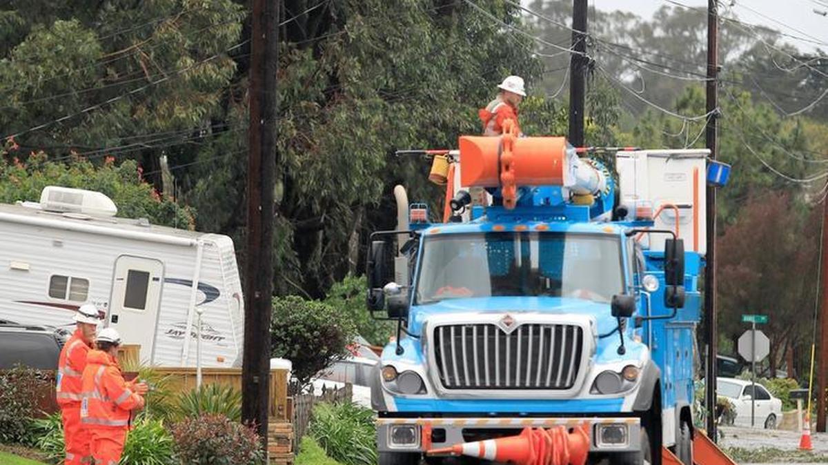 PG&E crews finish repairing power lines on Mar Vista Street in Los Oso in 2017.