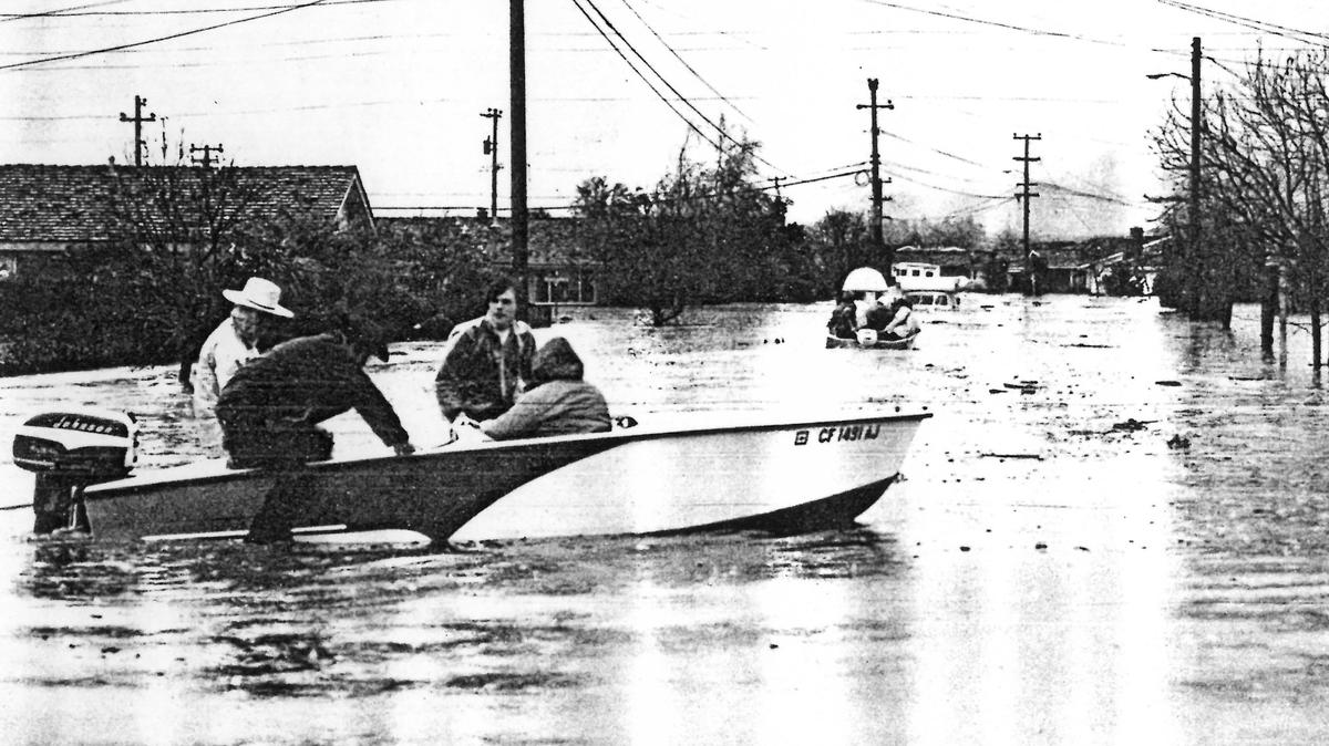 Motorboats aided in evacuation near Laguna Lake along Oceanaire Drive during the January 1973 flood.