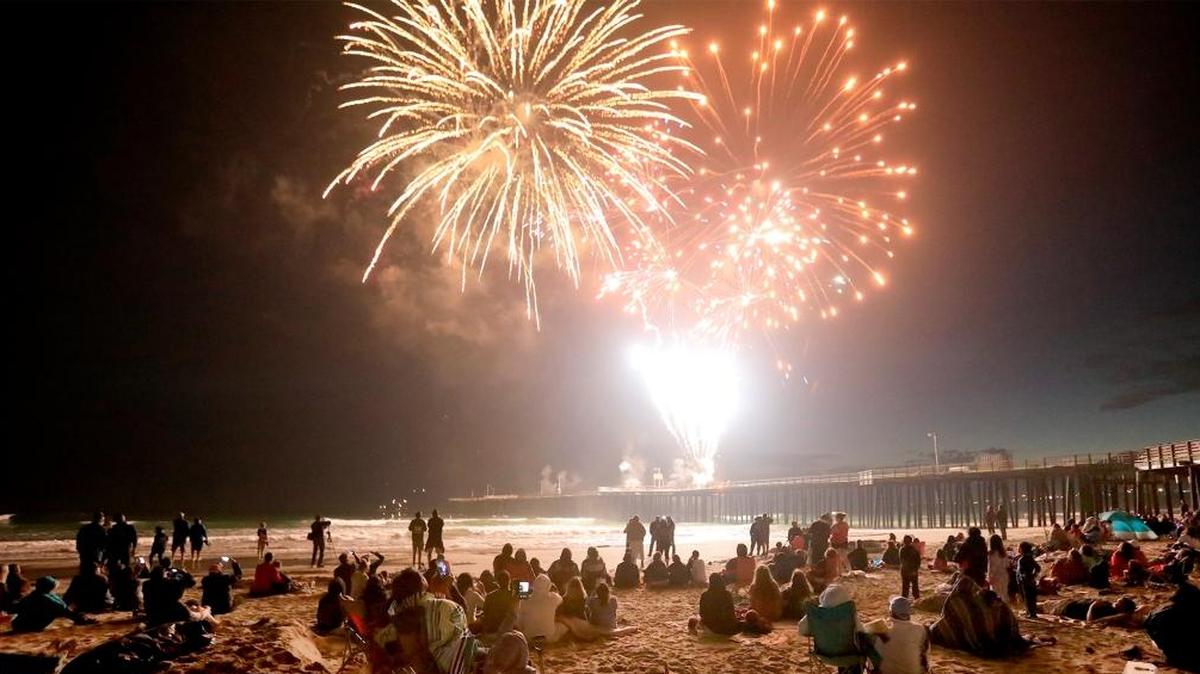 Beachgoers watch the Pismo Beach fireworks show in 2017.
