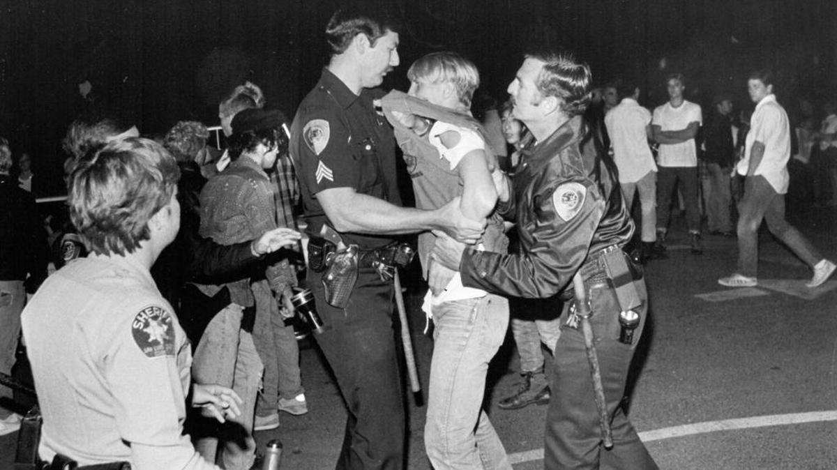 San Luis Obispo Police Sgt. Jerry Lenthall is face-to-face with concert goer Thursday night, Oct. 10, 1985 in the Veterans Memorial Building parking lot.