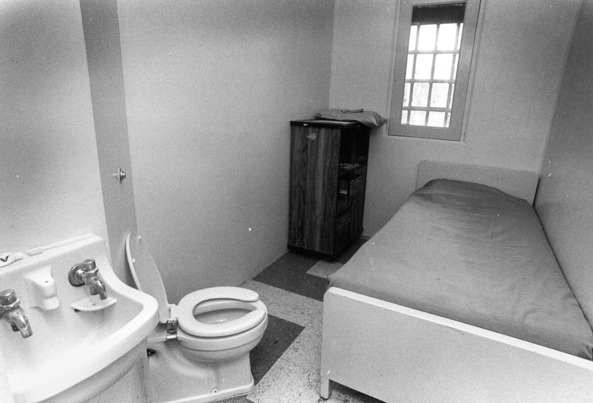 A single patient room has few frills at Atascadero State Hospital, which in 1987 was the world’s largest hospital for the criminally insane.