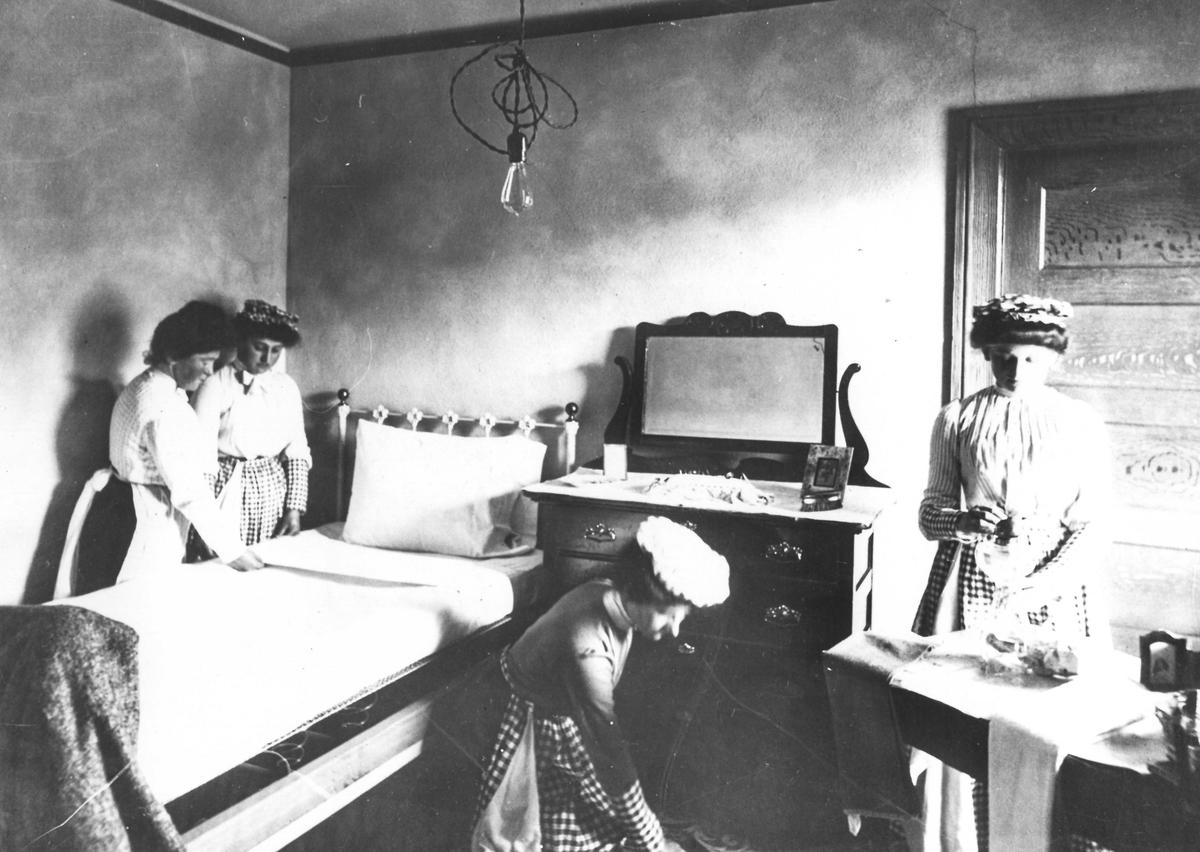 Nursing or home economics students at Cal Poly in San Luis Obispo in the early 1900s.