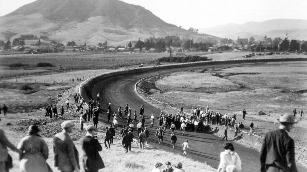 A crowd gathers at San Luis Obispo’s Exposition Park at the scene of a wreck. Horace Wallace was killed in a spill here in September 1923. Three others (including spectators) were also killed at various times. Exposition Park was located near where Meadow Park is today.