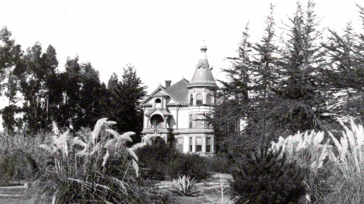 The Halcyon Hotel and Sanitarium in 1915.