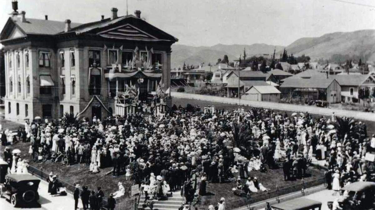 Praying for victory at San Luis Obispo’s 1876 “Victorian Era” courthouse on July 4, 1918.