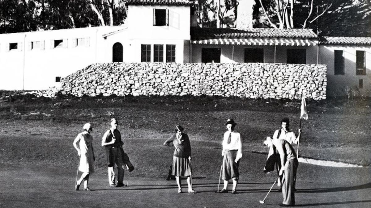 Bill Roy with a foursome on the ninth green of the “Cabrillo Country Club” in Morro Bay in 1928. The Clubhouse is where the Natural History Museum stands today.