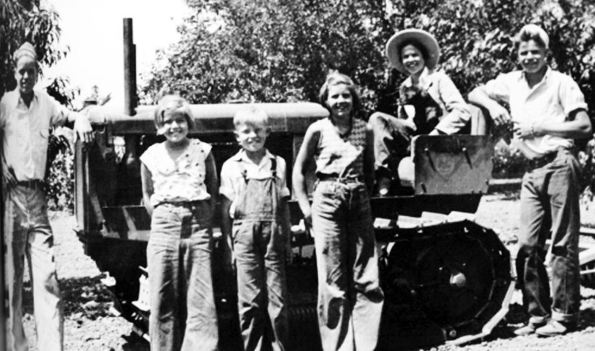 The Righetti children (left to right) Ernie, Doris, Maurice, Lorraine, Elizabeth and Elwyn on the family ranch in 1935.