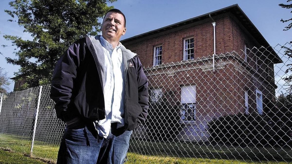 Kelly Gearhart in front of the Printery building in Atascadero in 2005. Gearhart was released from prison a year early, on March 2, 2022.