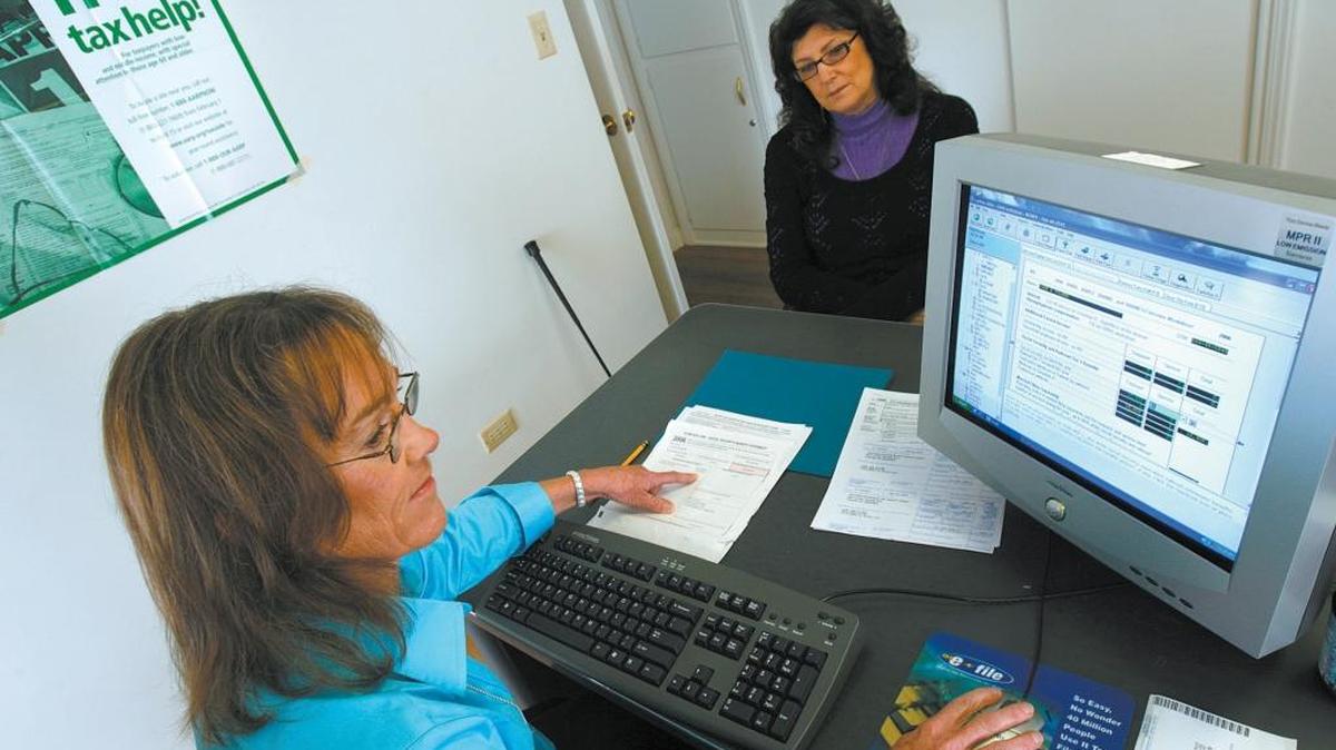 Volunteer Wendy Fisher, left, does June Wilmer’s taxes at the Atascadero Senior Center in 2007.