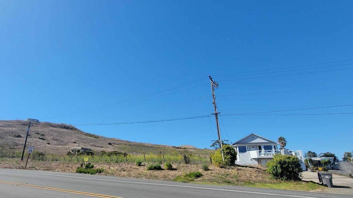 A development proposal calls for building eight homes between Highway 1, North Ocean Avenue and Bella Vista by the Sea mobile home park in Cayucos. Four of the homes would be built on the hill behind this house on North Ocean.