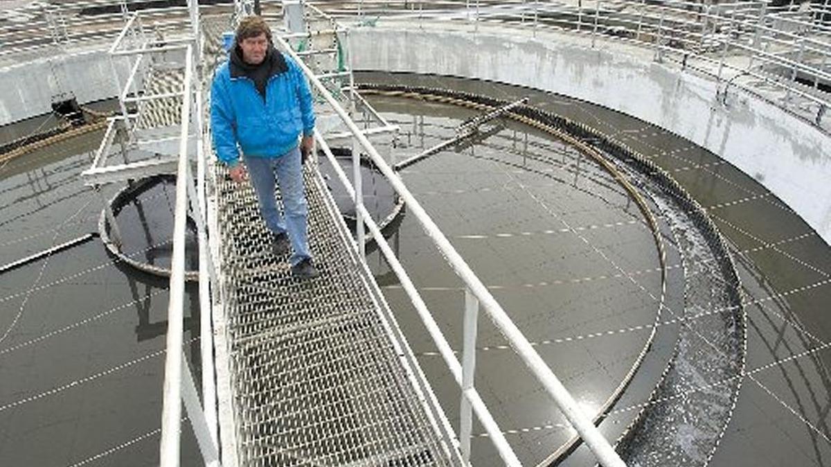 Morro Bay’s wastewater treatment plant supervisor Les Girvin walks the facility in 2006. The city is planning to build a modernized sewage treatment plant and water reclamation facility.