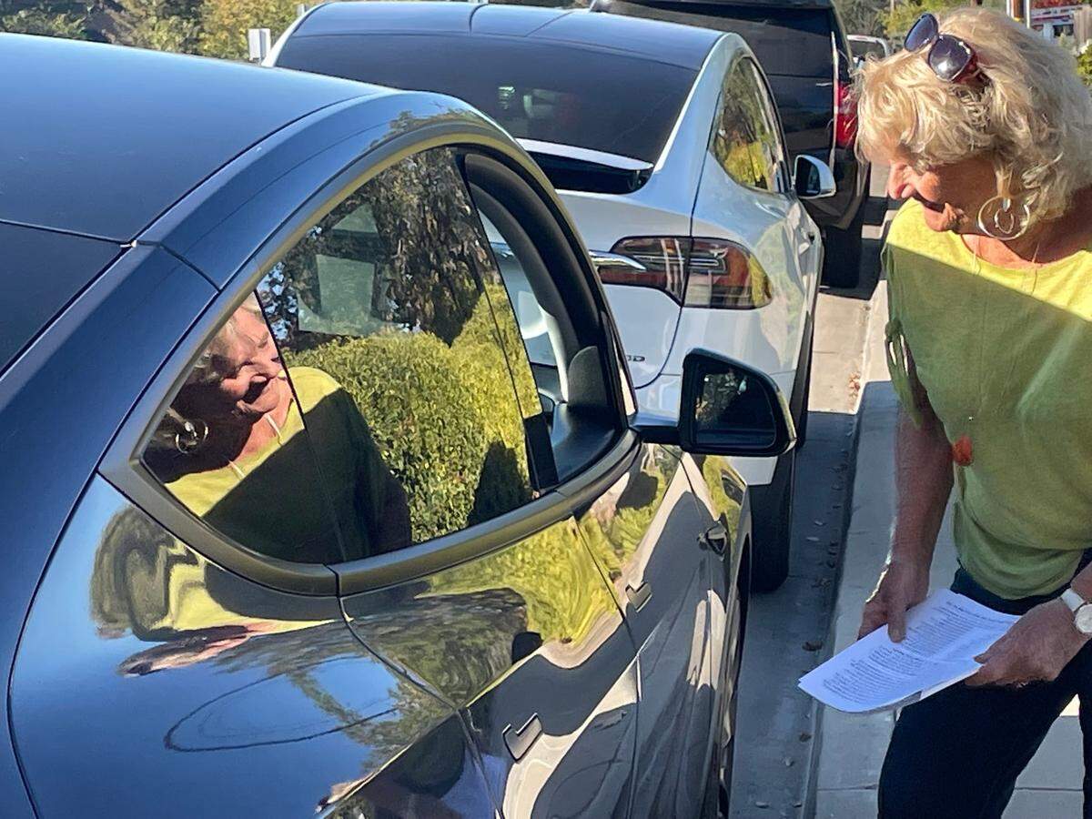 Kathy Borland meets with a Los Ranchos Elementary parent to lobby for opposition to a proposed roundabout project on Highway 227 in San Luis Obispo.