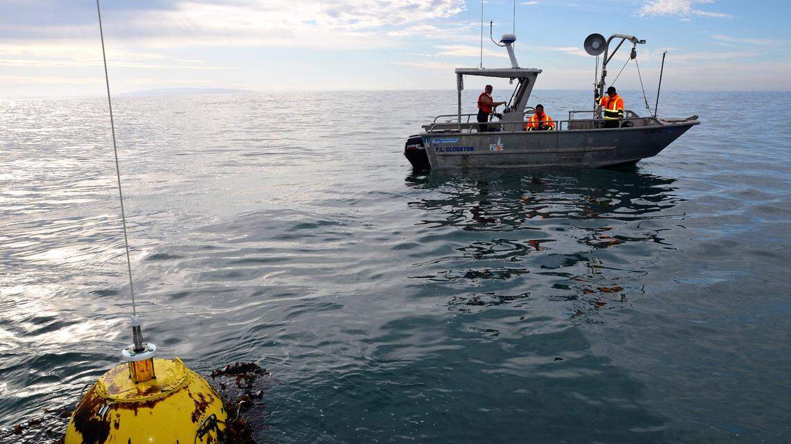 How did SLO County meteorologists predict storms before the internet?