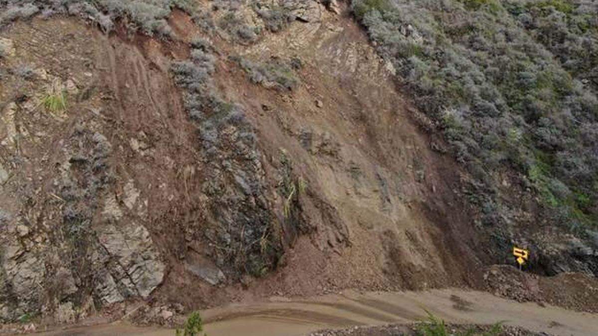 Workers dislodged debris and rock followed by blasting of the rock mass on Highway 1 about two miles south of Ragged Point. The roadway was closed on Dec. 26, but reopened with traffic control on Friday, Dec. 31, 2021. Continued work at the site could mean traffic delays of up to an hour for travelers heading up the coast to Big Sur.