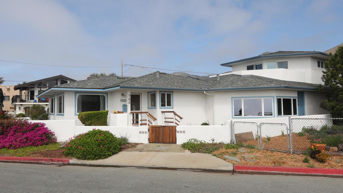 The Riggins family built an ADU home in Pismo Beach so that they could transition to assisted living in place when the time comes. The existing unit is at left and new unit seamlessly integrates with the original on the right.