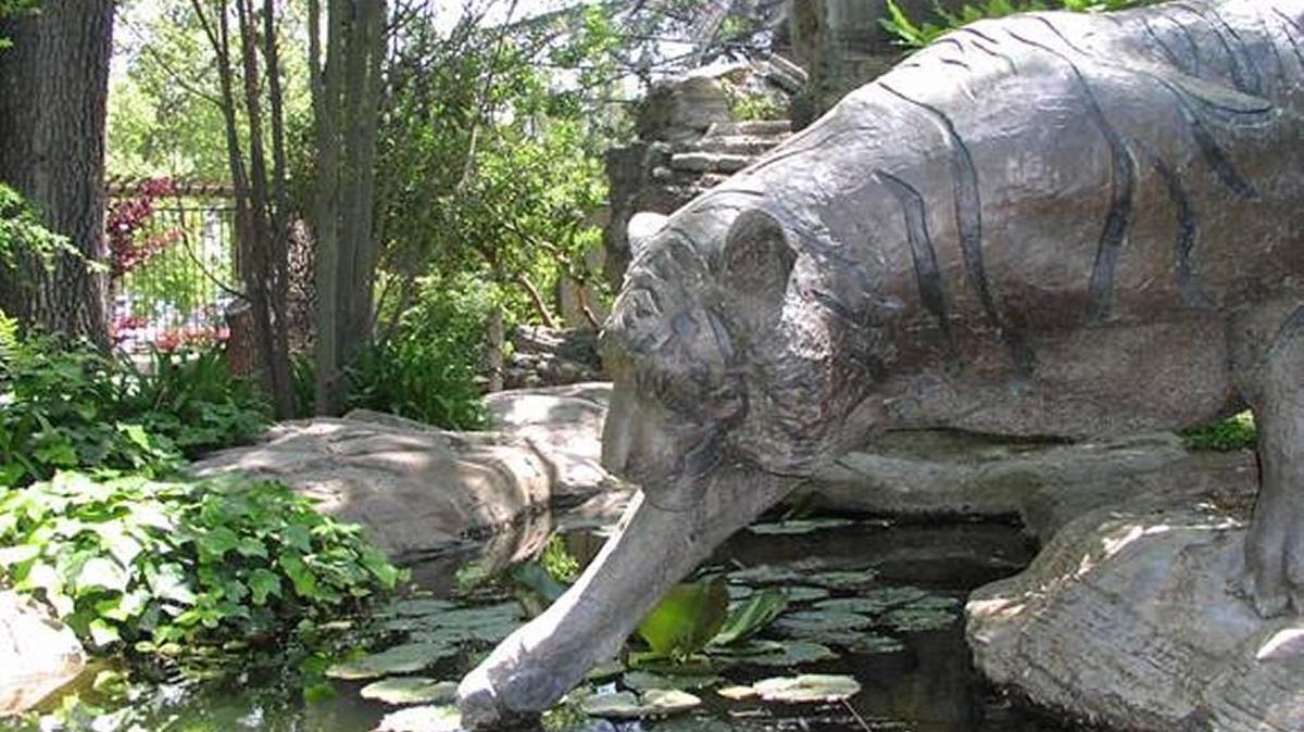 The bronze tiger statue at the Charles Paddock Zoo before it was refurbished.
