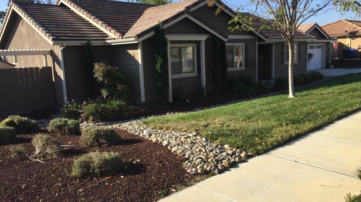 Homes in this east-side Paso Robles neighborhood show a typical sampling of the city’s mix of drought-tolerant landscaping, traditional turf and dying front lawns.