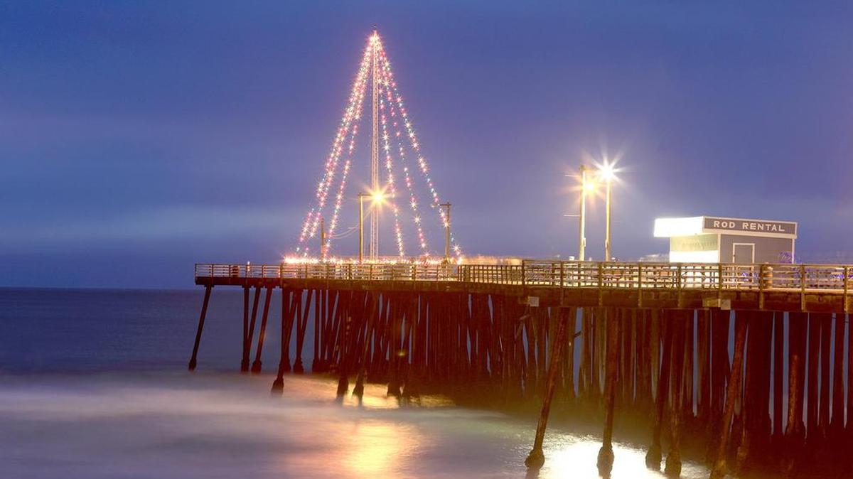 The Pismo Beach pier Christmas tree right after sunset. (Laura Dickinson, December 11, 2016)