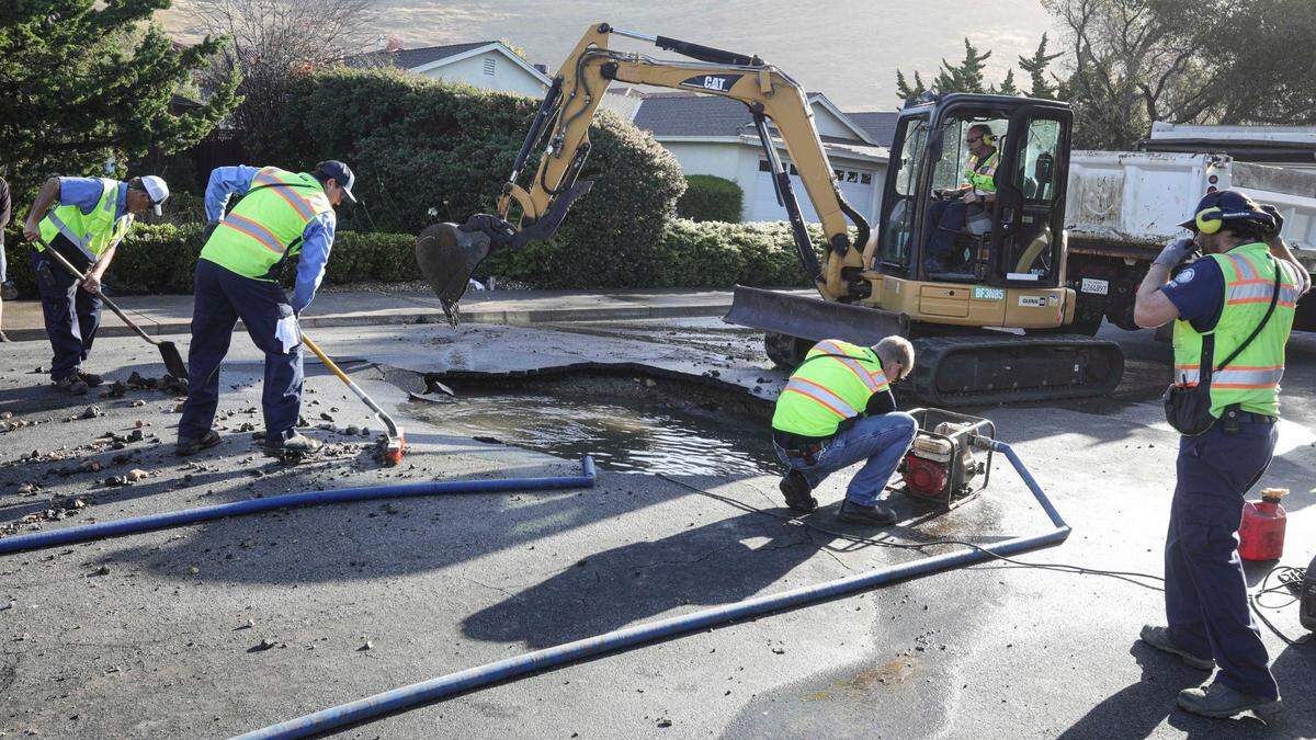 The San Luis Obispo Utilities Department excavates a water main break on Calle Lupita between Calle Malva and Calle Jazmin on May 21, 2025. That section of the street was closed while repair work was underway.