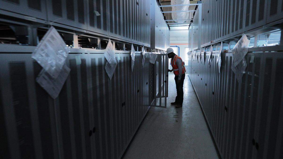 Vistra Corp. proposed to build three Costco-sized buildings that house 200 megawatts of batteries each. The batteries would be stored in cabinets in the buildings, shown here at Moss Landing.