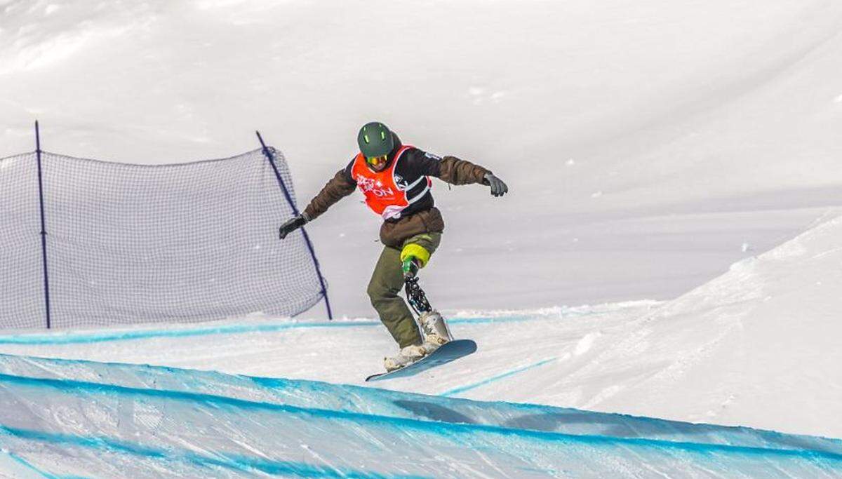 André Barbieri snowboards at Big White, Canada, on a prosthetic leg designed by the Hanger Clinic, which has an office in San Luis Obispo. He’s competing in the March Paralympic Games for his native Brazil.