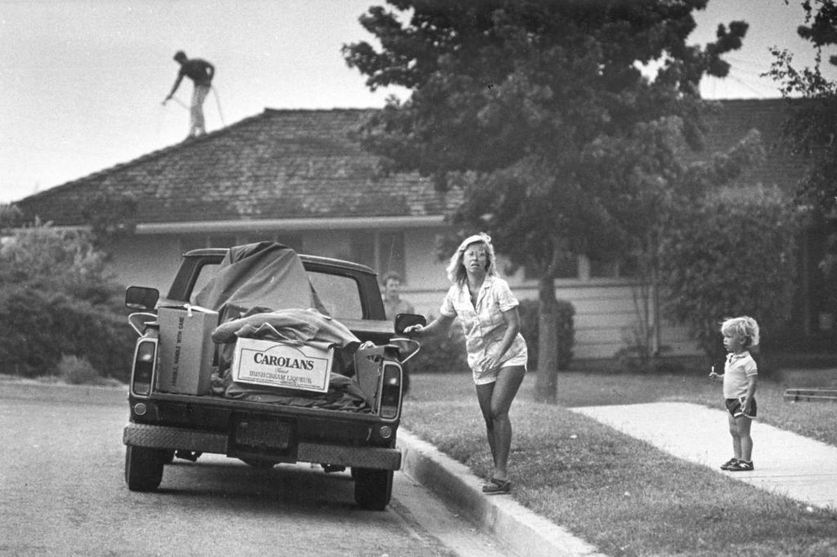 Becky Powell stops loading her car long enough to check the Las Pilitas Fire’s progress on July 8, 1985, in the Johnson Avenue area in San Luis Obispo.