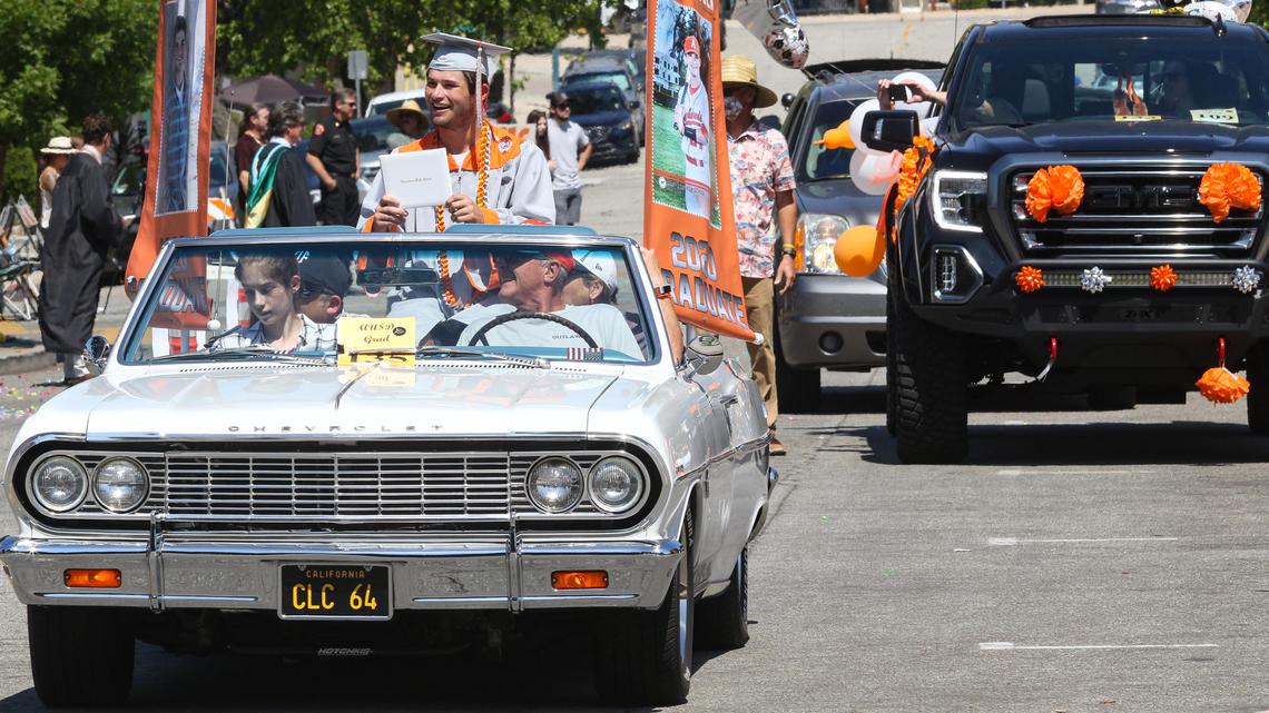 Atascadero salutes ‘resilient, determined’ Class of 2020 with a drive-through at City Hall
