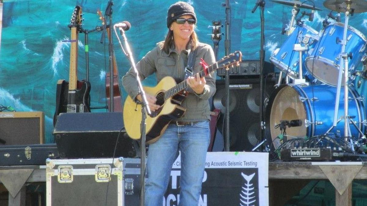 Jill Knight will perform live at Mint + Craft on its Monterey Street patio Sunday.