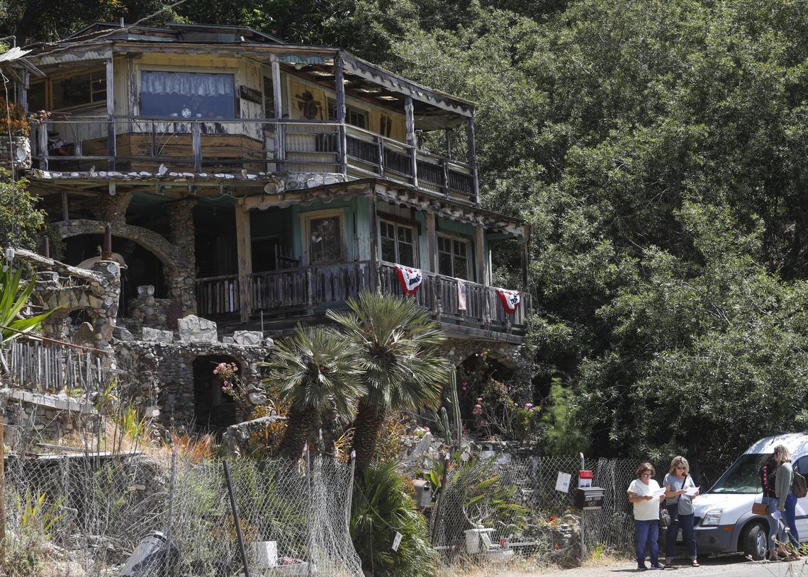 Tourists read about Nitwit Ridge in Cambria, the eclectic found art home made by Art Beal, Der Tinkerpaw or Capt. Nitwit. David Middlecamp 6-22-2018