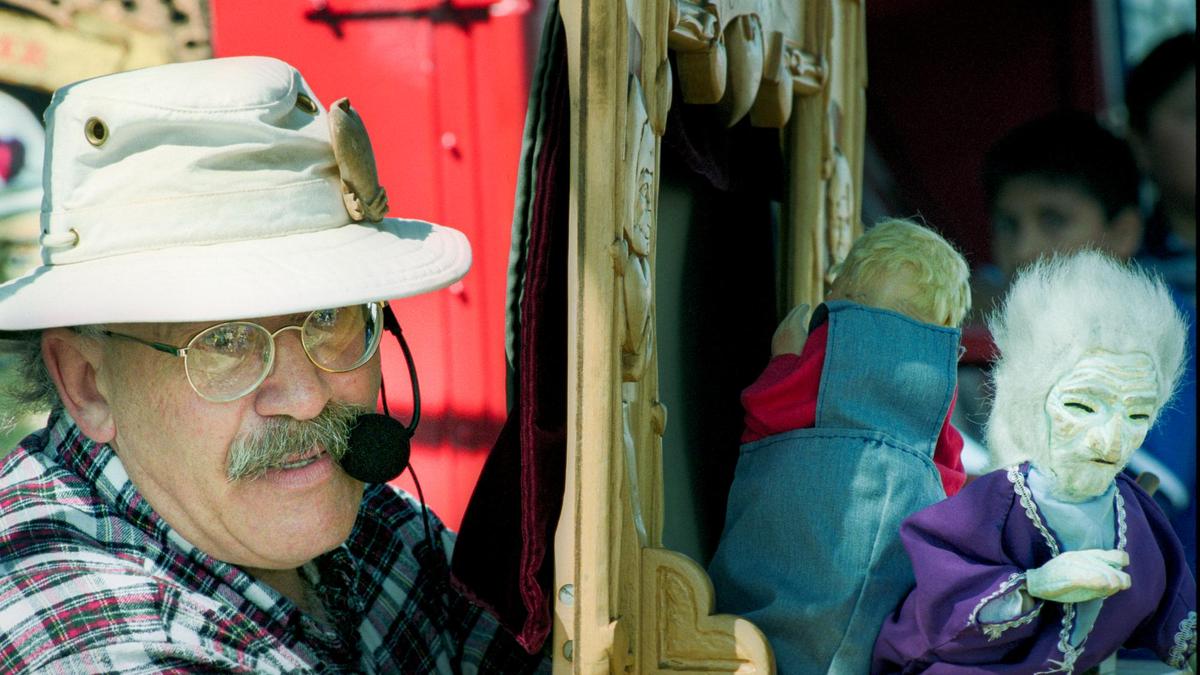 Don Wallis performs with puppets at the Nipomo Swap Meet in March of 2000.